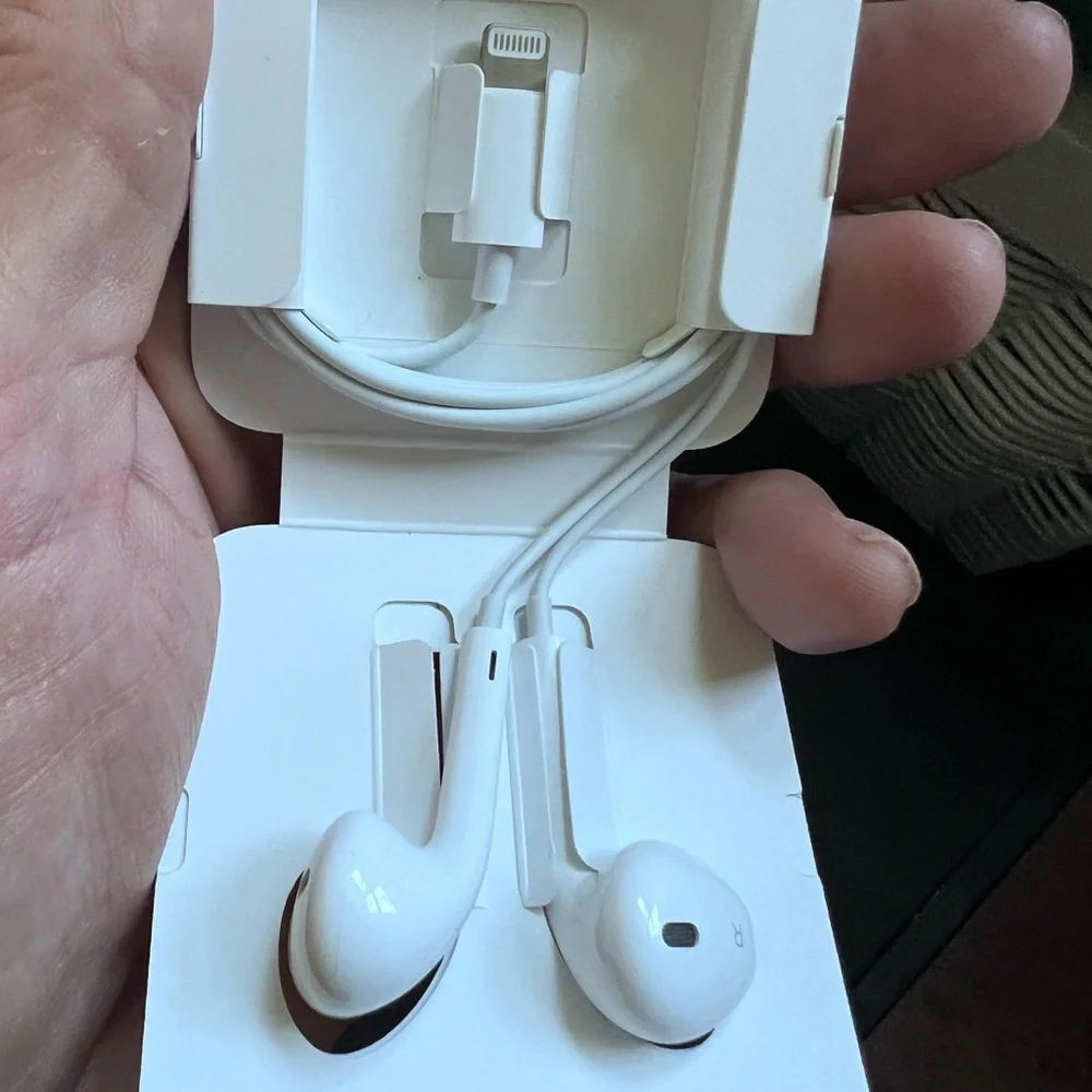 New APPLE White Wired Earbuds NEW ❤️